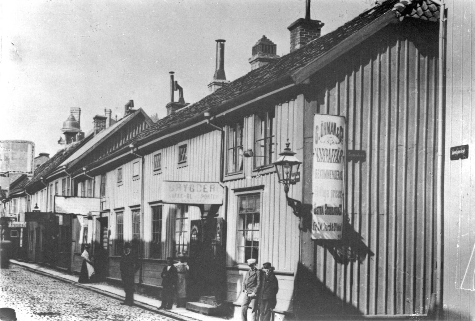 Vegglampe i et offentlig miljø i Jönköping på overgangen mellom 1800- og 1900-tallet